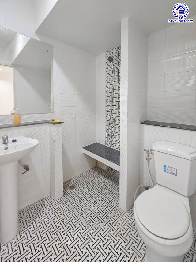 ทาวน์เฮ้าส์มือสองนนทบุรี โครงการ เดอะวิลล่า ท่าอิฐ เนื้อที่ 18 ตร.ว. พื้นที่ใช้สอย 110 ตร.ม. ฟังก์ชัน 3 ห้องนอน 2 ห้องน้ำ 1 ที่จอดรถ บนทำเลเดินทางสะดวก เชื่อมต่อถนนชัยพฤกษ์ ถนนรัตนาธิเบศร์ ถนนติวานนท์-ปทุมธานี ใกล้รถไฟฟ้าสายสีม่วง "สถานีบางรักน้อยท่าอิฐ" และจุดขึ้นทางด่วน "ศรีรัช"...