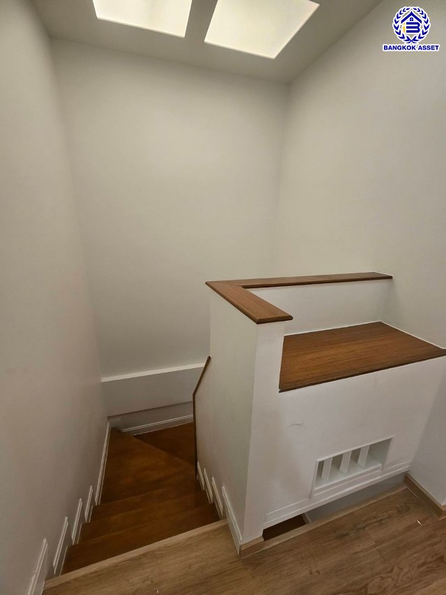 ทาวน์เฮ้าส์มือสองนนทบุรี โครงการ เดอะวิลล่า ท่าอิฐ เนื้อที่ 18 ตร.ว. พื้นที่ใช้สอย 110 ตร.ม. ฟังก์ชัน 3 ห้องนอน 2 ห้องน้ำ 1 ที่จอดรถ บนทำเลเดินทางสะดวก เชื่อมต่อถนนชัยพฤกษ์ ถนนรัตนาธิเบศร์ ถนนติวานนท์-ปทุมธานี ใกล้รถไฟฟ้าสายสีม่วง "สถานีบางรักน้อยท่าอิฐ" และจุดขึ้นทางด่วน "ศรีรัช"...