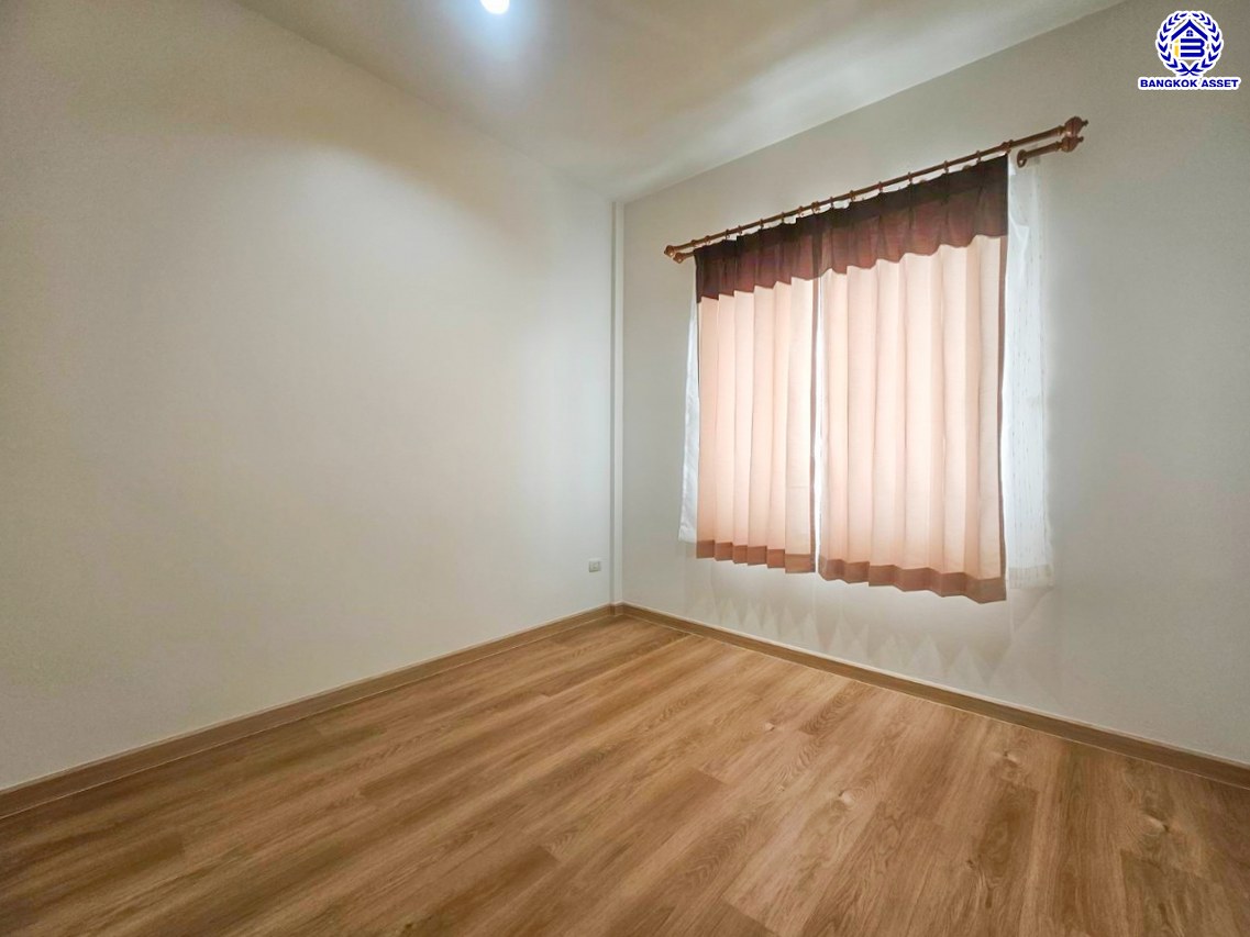 ทาวน์เฮ้าส์มือสองนนทบุรี โครงการ เดอะวิลล่า ท่าอิฐ เนื้อที่ 18 ตร.ว. พื้นที่ใช้สอย 110 ตร.ม. ฟังก์ชัน 3 ห้องนอน 2 ห้องน้ำ 1 ที่จอดรถ บนทำเลเดินทางสะดวก เชื่อมต่อถนนชัยพฤกษ์ ถนนรัตนาธิเบศร์ ถนนติวานนท์-ปทุมธานี ใกล้รถไฟฟ้าสายสีม่วง "สถานีบางรักน้อยท่าอิฐ" และจุดขึ้นทางด่วน "ศรีรัช"...