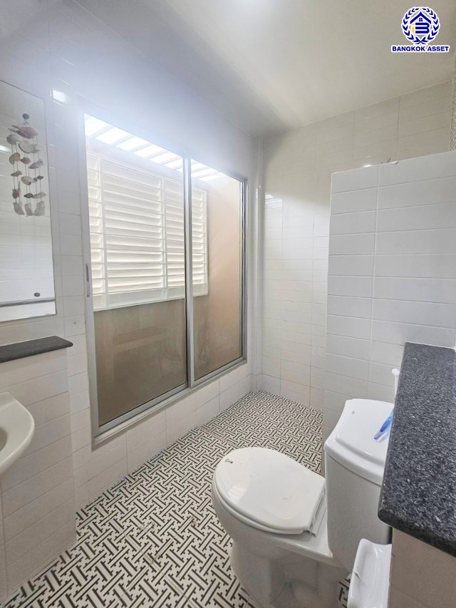 ทาวน์เฮ้าส์มือสองนนทบุรี โครงการ เดอะวิลล่า ท่าอิฐ เนื้อที่ 18 ตร.ว. พื้นที่ใช้สอย 110 ตร.ม. ฟังก์ชัน 3 ห้องนอน 2 ห้องน้ำ 1 ที่จอดรถ บนทำเลเดินทางสะดวก เชื่อมต่อถนนชัยพฤกษ์ ถนนรัตนาธิเบศร์ ถนนติวานนท์-ปทุมธานี ใกล้รถไฟฟ้าสายสีม่วง "สถานีบางรักน้อยท่าอิฐ" และจุดขึ้นทางด่วน "ศรีรัช"...