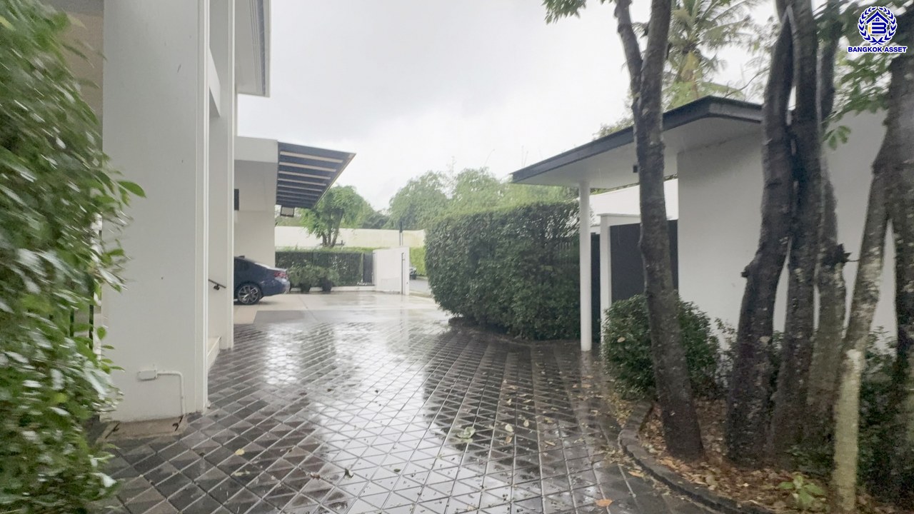 บ้านเดี่ยวมือสองสุดหรู โครงการ ลดาวัลย์ ราชพฤกษ์-ปิ่นเกล้า หลังมุม เนื้อที่ 146.70 ตร.ว. พื้นที่ใช้สอย 400 ตร.ม. ฟังก์ชัน 4 ห้องนอน 4 ห้องน้ำ 1 ห้องแม่บ้าน 3 ที่จอดรถ โครงการบนทำเลศักยภาพ ติดถนนราชพฤกษ์ เชื่อมต่อถนนบรมราชชนนี ถนนพรานนก-กาญจนาภิเษก ถนนพุทธมณฑลสาย1 ใกล้รถไฟฟ้าสายสีน้ำเงิน "สถานีบางหว้า" และจุดขึ้นทางด่วน "ศรีรัช"...