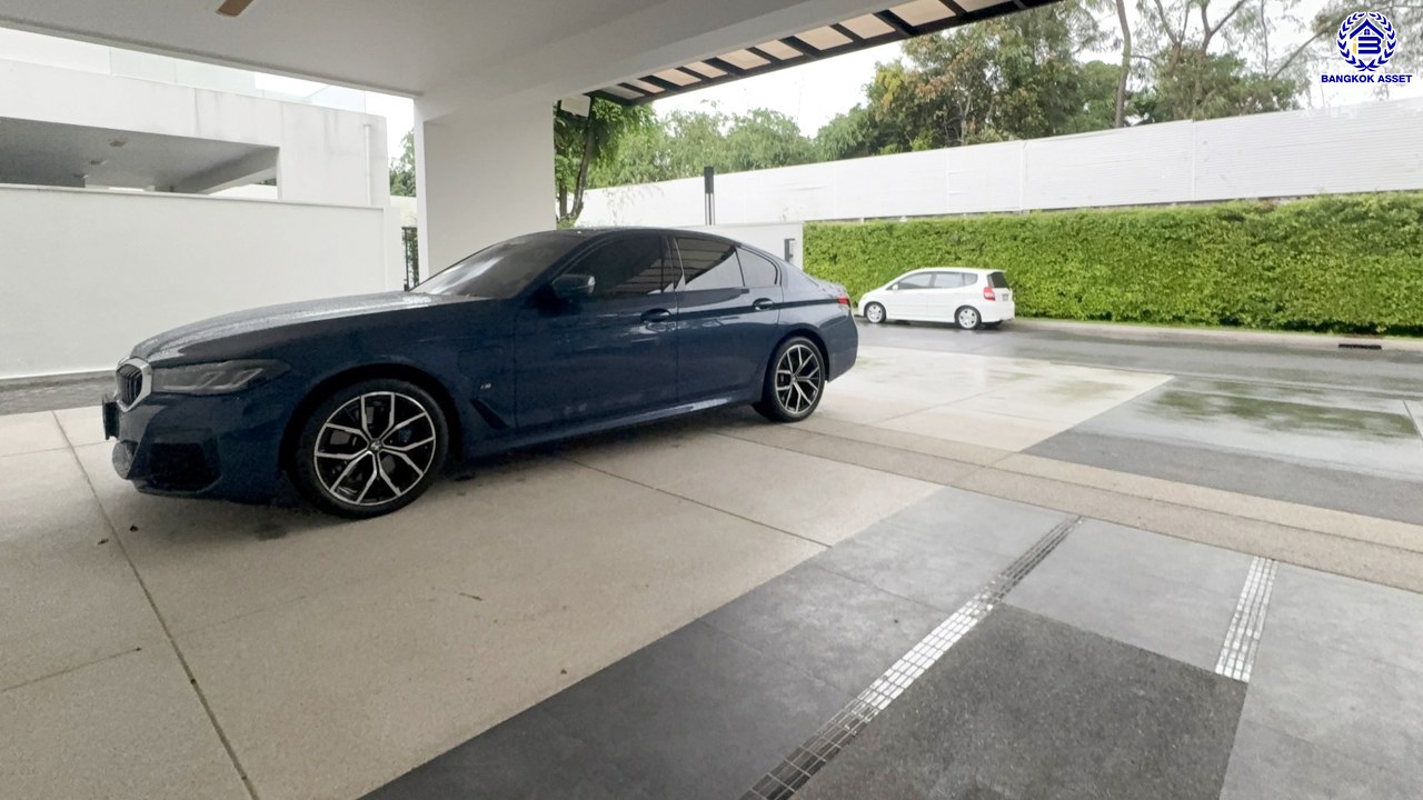 บ้านเดี่ยวมือสองสุดหรู โครงการ ลดาวัลย์ ราชพฤกษ์-ปิ่นเกล้า หลังมุม เนื้อที่ 146.70 ตร.ว. พื้นที่ใช้สอย 400 ตร.ม. ฟังก์ชัน 4 ห้องนอน 4 ห้องน้ำ 1 ห้องแม่บ้าน 3 ที่จอดรถ โครงการบนทำเลศักยภาพ ติดถนนราชพฤกษ์ เชื่อมต่อถนนบรมราชชนนี ถนนพรานนก-กาญจนาภิเษก ถนนพุทธมณฑลสาย1 ใกล้รถไฟฟ้าสายสีน้ำเงิน "สถานีบางหว้า" และจุดขึ้นทางด่วน "ศรีรัช"...