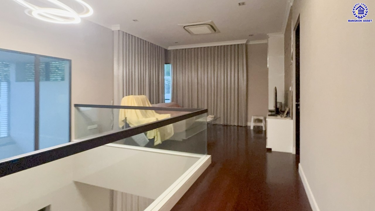 บ้านเดี่ยวมือสองสุดหรู โครงการ ลดาวัลย์ ราชพฤกษ์-ปิ่นเกล้า หลังมุม เนื้อที่ 146.70 ตร.ว. พื้นที่ใช้สอย 400 ตร.ม. ฟังก์ชัน 4 ห้องนอน 4 ห้องน้ำ 1 ห้องแม่บ้าน 3 ที่จอดรถ โครงการบนทำเลศักยภาพ ติดถนนราชพฤกษ์ เชื่อมต่อถนนบรมราชชนนี ถนนพรานนก-กาญจนาภิเษก ถนนพุทธมณฑลสาย1 ใกล้รถไฟฟ้าสายสีน้ำเงิน "สถานีบางหว้า" และจุดขึ้นทางด่วน "ศรีรัช"...