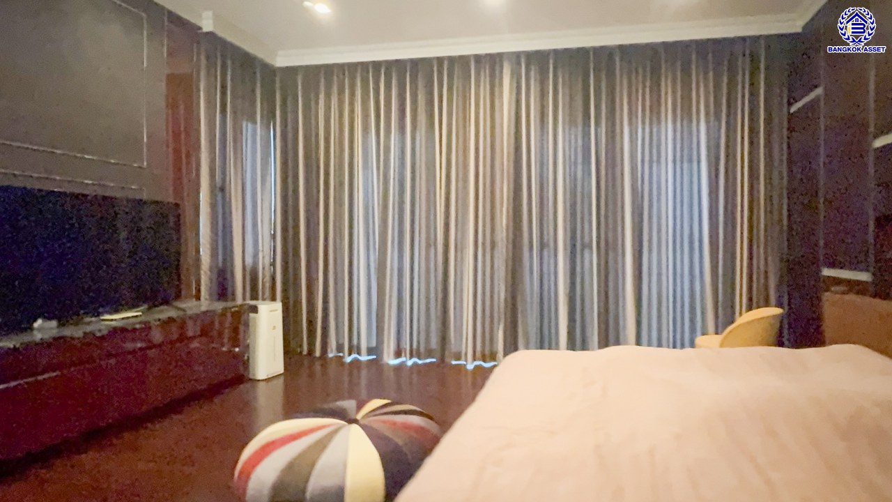 บ้านเดี่ยวมือสองสุดหรู โครงการ ลดาวัลย์ ราชพฤกษ์-ปิ่นเกล้า หลังมุม เนื้อที่ 146.70 ตร.ว. พื้นที่ใช้สอย 400 ตร.ม. ฟังก์ชัน 4 ห้องนอน 4 ห้องน้ำ 1 ห้องแม่บ้าน 3 ที่จอดรถ โครงการบนทำเลศักยภาพ ติดถนนราชพฤกษ์ เชื่อมต่อถนนบรมราชชนนี ถนนพรานนก-กาญจนาภิเษก ถนนพุทธมณฑลสาย1 ใกล้รถไฟฟ้าสายสีน้ำเงิน "สถานีบางหว้า" และจุดขึ้นทางด่วน "ศรีรัช"...