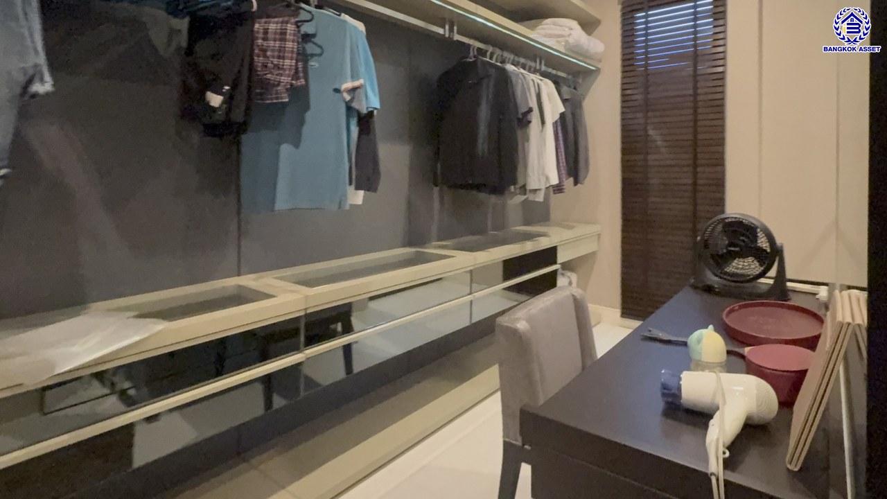 บ้านเดี่ยวมือสองสุดหรู โครงการ ลดาวัลย์ ราชพฤกษ์-ปิ่นเกล้า หลังมุม เนื้อที่ 146.70 ตร.ว. พื้นที่ใช้สอย 400 ตร.ม. ฟังก์ชัน 4 ห้องนอน 4 ห้องน้ำ 1 ห้องแม่บ้าน 3 ที่จอดรถ โครงการบนทำเลศักยภาพ ติดถนนราชพฤกษ์ เชื่อมต่อถนนบรมราชชนนี ถนนพรานนก-กาญจนาภิเษก ถนนพุทธมณฑลสาย1 ใกล้รถไฟฟ้าสายสีน้ำเงิน "สถานีบางหว้า" และจุดขึ้นทางด่วน "ศรีรัช"...