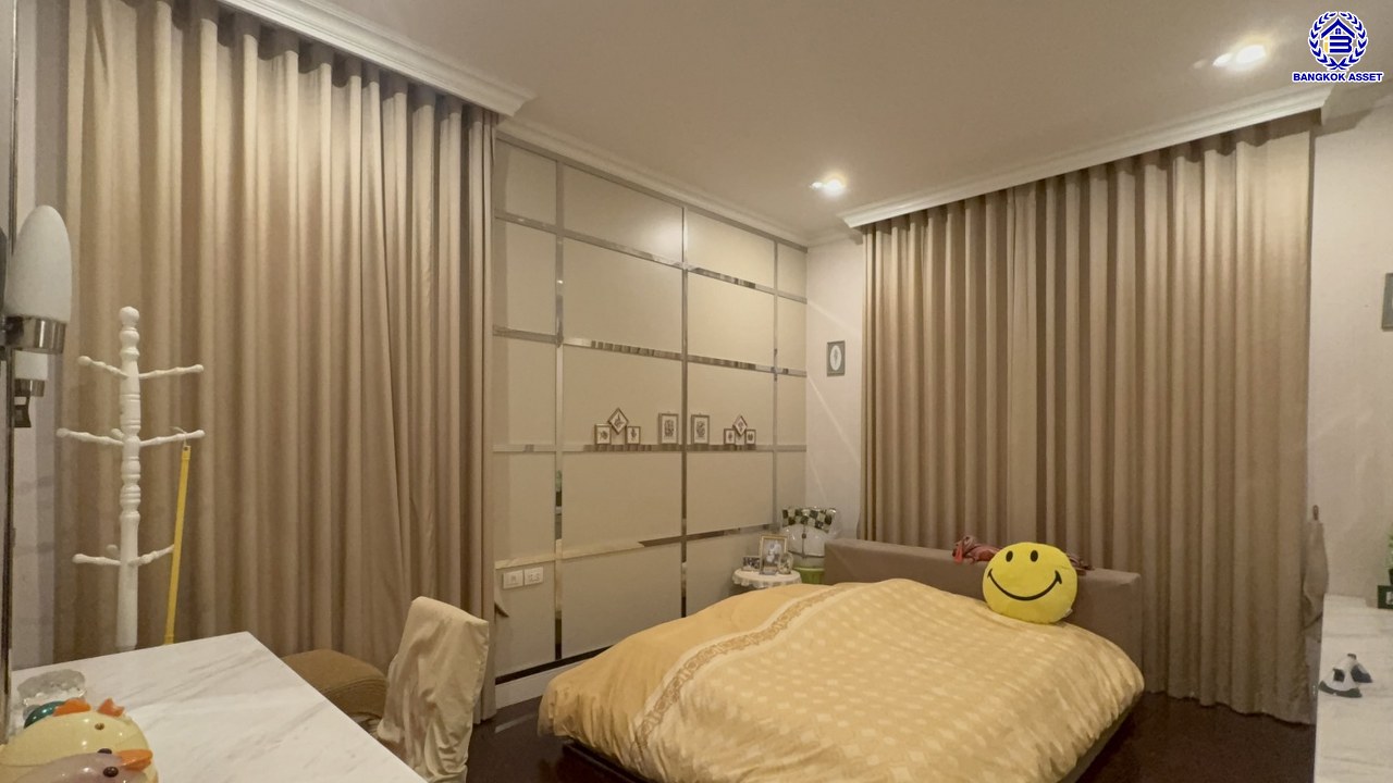 บ้านเดี่ยวมือสองสุดหรู โครงการ ลดาวัลย์ ราชพฤกษ์-ปิ่นเกล้า หลังมุม เนื้อที่ 146.70 ตร.ว. พื้นที่ใช้สอย 400 ตร.ม. ฟังก์ชัน 4 ห้องนอน 4 ห้องน้ำ 1 ห้องแม่บ้าน 3 ที่จอดรถ โครงการบนทำเลศักยภาพ ติดถนนราชพฤกษ์ เชื่อมต่อถนนบรมราชชนนี ถนนพรานนก-กาญจนาภิเษก ถนนพุทธมณฑลสาย1 ใกล้รถไฟฟ้าสายสีน้ำเงิน "สถานีบางหว้า" และจุดขึ้นทางด่วน "ศรีรัช"...