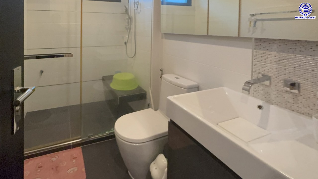 บ้านเดี่ยวมือสองสุดหรู โครงการ ลดาวัลย์ ราชพฤกษ์-ปิ่นเกล้า หลังมุม เนื้อที่ 146.70 ตร.ว. พื้นที่ใช้สอย 400 ตร.ม. ฟังก์ชัน 4 ห้องนอน 4 ห้องน้ำ 1 ห้องแม่บ้าน 3 ที่จอดรถ โครงการบนทำเลศักยภาพ ติดถนนราชพฤกษ์ เชื่อมต่อถนนบรมราชชนนี ถนนพรานนก-กาญจนาภิเษก ถนนพุทธมณฑลสาย1 ใกล้รถไฟฟ้าสายสีน้ำเงิน "สถานีบางหว้า" และจุดขึ้นทางด่วน "ศรีรัช"...