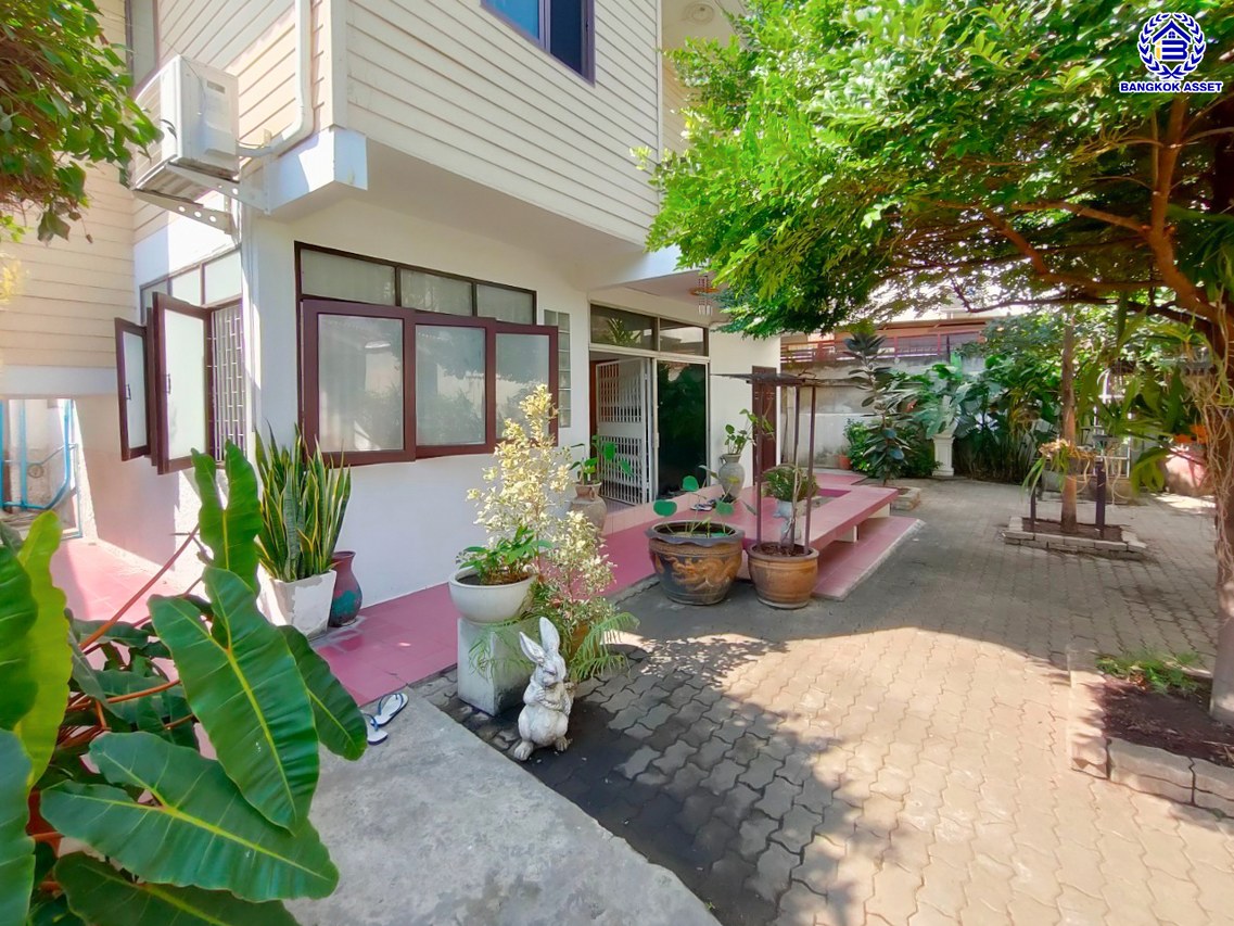 บ้านเดี่ยวมือสองกรุงเทพฯ โครงการ ซอยอิสรภาพ42 เนื้อที่ 122.10 ตร.ว. พื้นที่ใช้สอย 180 ตร.ม. ฟังก์ชัน 3 ห้องนอน 3 ห้องน้ำ 2 ที่จอดรถ บนทำเลเดินทางสะดวก เชื่อมต่อถนนอรุณอัมรินทร์, ถนนอิสรภาพ, ถนนรานนก, ถนนวังหลัง ใกล้รถไฟฟ้าสายสีน้ำเงิน "สถานีอิสรภาพ" และใกล้โรงพยาบาลศิริราช