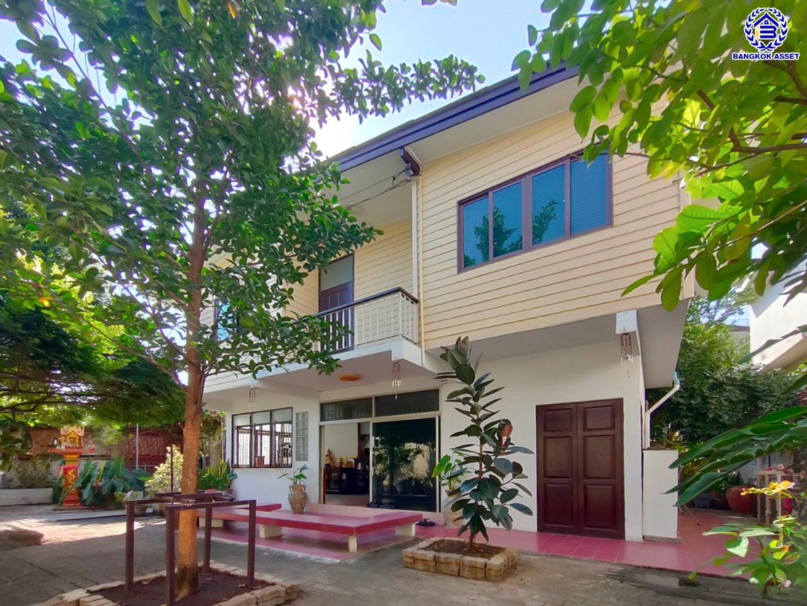 บ้านเดี่ยวมือสองกรุงเทพฯ โครงการ ซอยอิสรภาพ42 เนื้อที่ 122.10 ตร.ว. พื้นที่ใช้สอย 180 ตร.ม. ฟังก์ชัน 3 ห้องนอน 3 ห้องน้ำ 2 ที่จอดรถ บนทำเลเดินทางสะดวก เชื่อมต่อถนนอรุณอัมรินทร์, ถนนอิสรภาพ, ถนนรานนก, ถนนวังหลัง ใกล้รถไฟฟ้าสายสีน้ำเงิน "สถานีอิสรภาพ" และใกล้โรงพยาบาลศิริราช