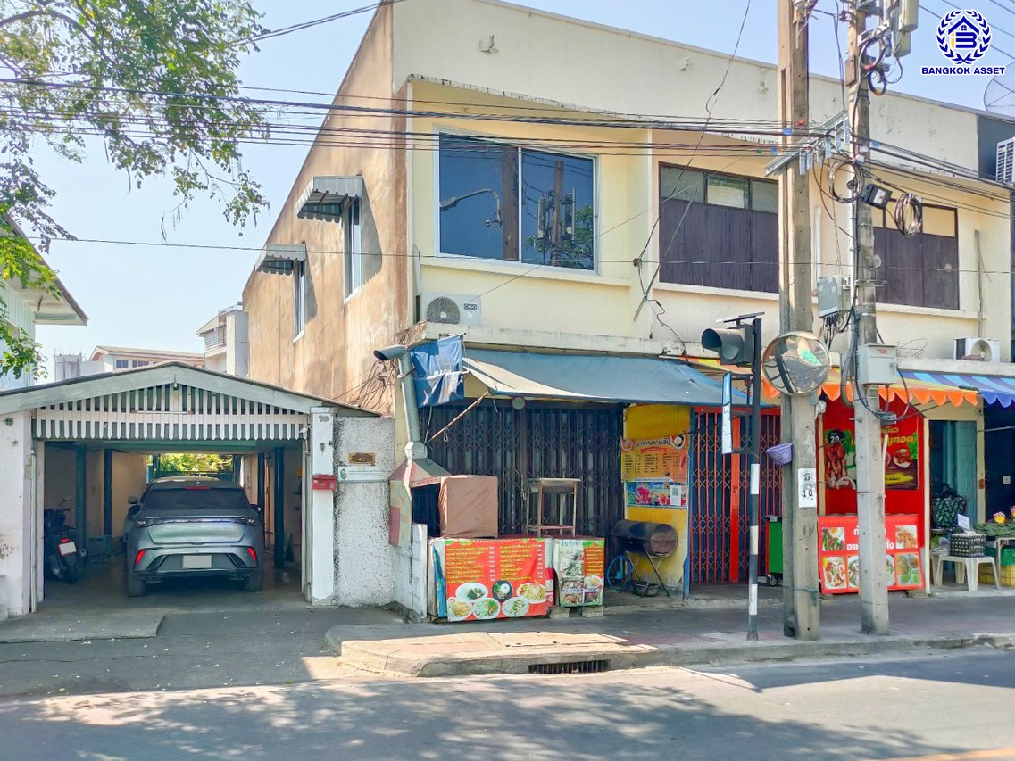 บ้านเดี่ยวมือสองกรุงเทพฯ โครงการ ซอยอิสรภาพ42 เนื้อที่ 122.10 ตร.ว. พื้นที่ใช้สอย 180 ตร.ม. ฟังก์ชัน 3 ห้องนอน 3 ห้องน้ำ 2 ที่จอดรถ บนทำเลเดินทางสะดวก เชื่อมต่อถนนอรุณอัมรินทร์, ถนนอิสรภาพ, ถนนรานนก, ถนนวังหลัง ใกล้รถไฟฟ้าสายสีน้ำเงิน "สถานีอิสรภาพ" และใกล้โรงพยาบาลศิริราช