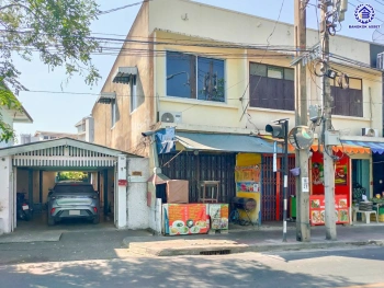 บ้านเดี่ยวมือสองกรุงเทพฯ โครงการ ซอยอิสรภาพ42 เนื้อที่ 122.10 ตร.ว. พื้นที่ใช้สอย 180 ตร.ม. ฟังก์ชัน 3 ห้องนอน 3 ห้องน้ำ 2 ที่จอดรถ บนทำเลเดินทางสะดวก เชื่อมต่อถนนอรุณอัมรินทร์, ถนนอิสรภาพ, ถนนรานนก, ถนนวังหลัง ใกล้รถไฟฟ้าสายสีน้ำเงิน "สถานีอิสรภาพ" และใกล้โรงพยาบาลศิริราช