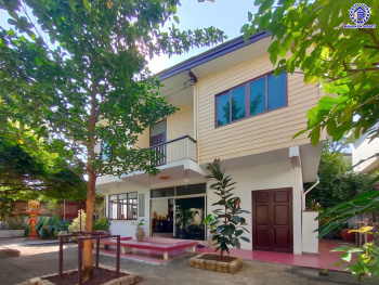 บ้านเดี่ยวมือสองกรุงเทพฯ โครงการ ซอยอิสรภาพ42 เนื้อที่ 122.10 ตร.ว. พื้นที่ใช้สอย 180 ตร.ม. ฟังก์ชัน 3 ห้องนอน 3 ห้องน้ำ 2 ที่จอดรถ บนทำเลเดินทางสะดวก เชื่อมต่อถนนอรุณอัมรินทร์, ถนนอิสรภาพ, ถนนรานนก, ถนนวังหลัง ใกล้รถไฟฟ้าสายสีน้ำเงิน "สถานีอิสรภาพ" และใกล้โรงพยาบาลศิริราช