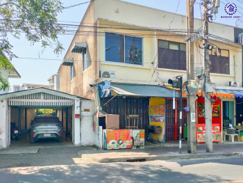 บ้านเดี่ยวมือสองกรุงเทพฯ โครงการ ซอยอิสรภาพ42 เนื้อที่ 122.10 ตร.ว. พื้นที่ใช้สอย 180 ตร.ม. ฟังก์ชัน 3 ห้องนอน 3 ห้องน้ำ 2 ที่จอดรถ บนทำเลเดินทางสะดวก เชื่อมต่อถนนอรุณอัมรินทร์, ถนนอิสรภาพ, ถนนรานนก, ถนนวังหลัง ใกล้รถไฟฟ้าสายสีน้ำเงิน "สถานีอิสรภาพ" และใกล้โรงพยาบาลศิริราช