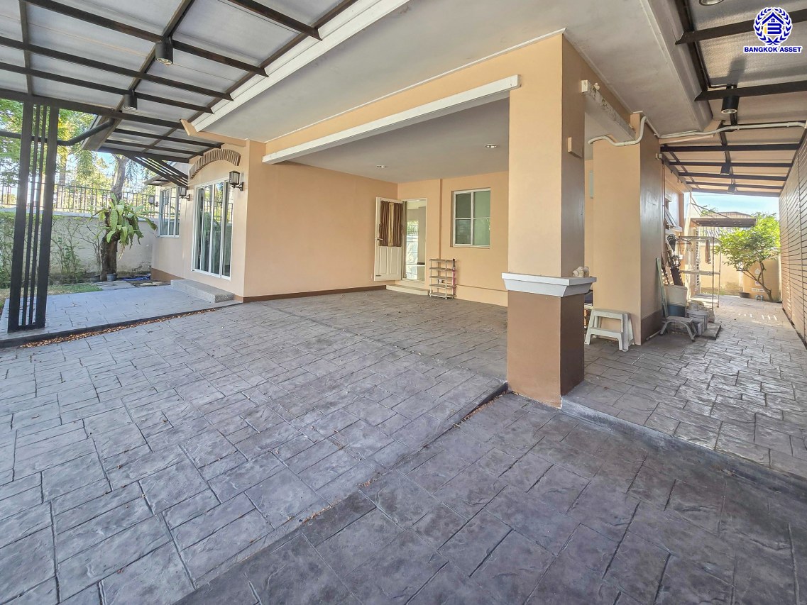 บ้านเดี่ยวมือสอง โครงการ สีวลี ปิ่นเกล้า-สาทร หลังริม เนื้อที่ 81.40 ตร.ว. พื้นที่ใช้สอย 240 ตร.ม. ฟังก์ชัน 3 ห้องนอน 3 ห้องน้ำ 2 ที่จอดรถ ใกล้คอมมูนิตี้มอลล์ที่ครบครัน บนทำเลเดินทางสะดวก เชื่อมต่อถนนนครอินทร์ ถนนราชพฤกษ์ ถนนกาญจนาภิเษก ใกล้รถไฟฟ้าสายสีม่วง "สถานีบางรักน้อยท่าอิฐ" และจุดขึ้นทางด่วน "ศรีรัช"