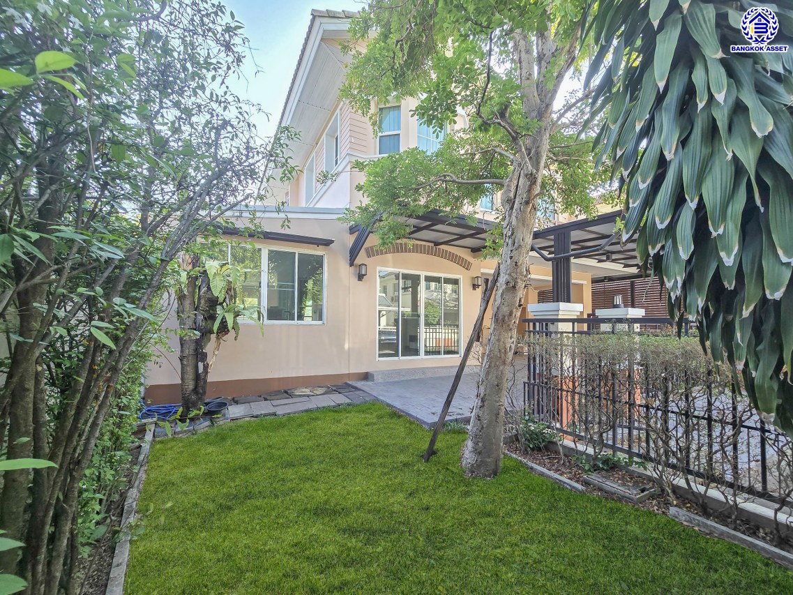 บ้านเดี่ยวมือสอง โครงการ สีวลี ปิ่นเกล้า-สาทร หลังริม เนื้อที่ 81.40 ตร.ว. พื้นที่ใช้สอย 240 ตร.ม. ฟังก์ชัน 3 ห้องนอน 3 ห้องน้ำ 2 ที่จอดรถ ใกล้คอมมูนิตี้มอลล์ที่ครบครัน บนทำเลเดินทางสะดวก เชื่อมต่อถนนนครอินทร์ ถนนราชพฤกษ์ ถนนกาญจนาภิเษก ใกล้รถไฟฟ้าสายสีม่วง "สถานีบางรักน้อยท่าอิฐ" และจุดขึ้นทางด่วน "ศรีรัช"