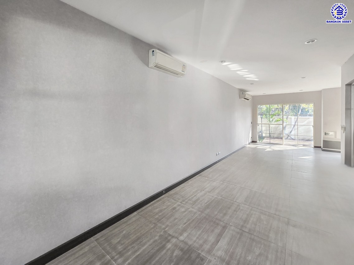 บ้านเดี่ยวมือสอง โครงการ สีวลี ปิ่นเกล้า-สาทร หลังริม เนื้อที่ 81.40 ตร.ว. พื้นที่ใช้สอย 240 ตร.ม. ฟังก์ชัน 3 ห้องนอน 3 ห้องน้ำ 2 ที่จอดรถ ใกล้คอมมูนิตี้มอลล์ที่ครบครัน บนทำเลเดินทางสะดวก เชื่อมต่อถนนนครอินทร์ ถนนราชพฤกษ์ ถนนกาญจนาภิเษก ใกล้รถไฟฟ้าสายสีม่วง "สถานีบางรักน้อยท่าอิฐ" และจุดขึ้นทางด่วน "ศรีรัช"