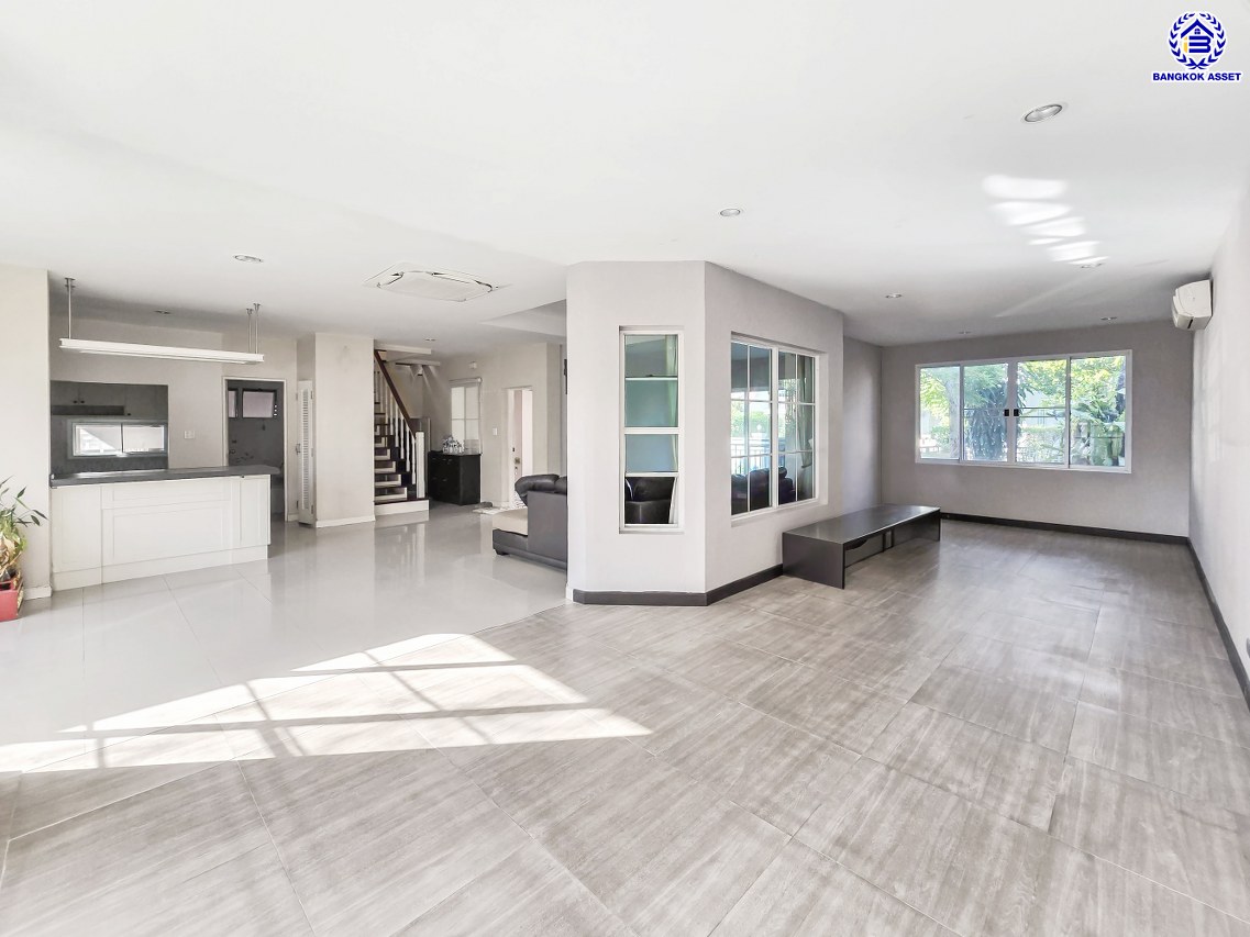 บ้านเดี่ยวมือสอง โครงการ สีวลี ปิ่นเกล้า-สาทร หลังริม เนื้อที่ 81.40 ตร.ว. พื้นที่ใช้สอย 240 ตร.ม. ฟังก์ชัน 3 ห้องนอน 3 ห้องน้ำ 2 ที่จอดรถ ใกล้คอมมูนิตี้มอลล์ที่ครบครัน บนทำเลเดินทางสะดวก เชื่อมต่อถนนนครอินทร์ ถนนราชพฤกษ์ ถนนกาญจนาภิเษก ใกล้รถไฟฟ้าสายสีม่วง "สถานีบางรักน้อยท่าอิฐ" และจุดขึ้นทางด่วน "ศรีรัช"