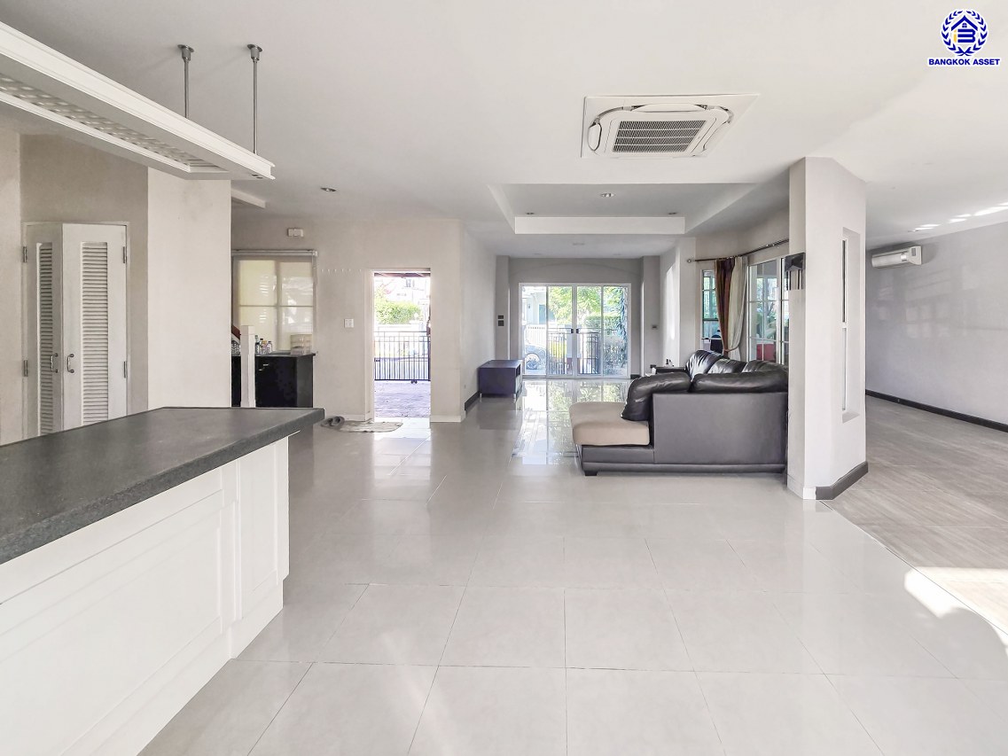 บ้านเดี่ยวมือสอง โครงการ สีวลี ปิ่นเกล้า-สาทร หลังริม เนื้อที่ 81.40 ตร.ว. พื้นที่ใช้สอย 240 ตร.ม. ฟังก์ชัน 3 ห้องนอน 3 ห้องน้ำ 2 ที่จอดรถ ใกล้คอมมูนิตี้มอลล์ที่ครบครัน บนทำเลเดินทางสะดวก เชื่อมต่อถนนนครอินทร์ ถนนราชพฤกษ์ ถนนกาญจนาภิเษก ใกล้รถไฟฟ้าสายสีม่วง "สถานีบางรักน้อยท่าอิฐ" และจุดขึ้นทางด่วน "ศรีรัช"