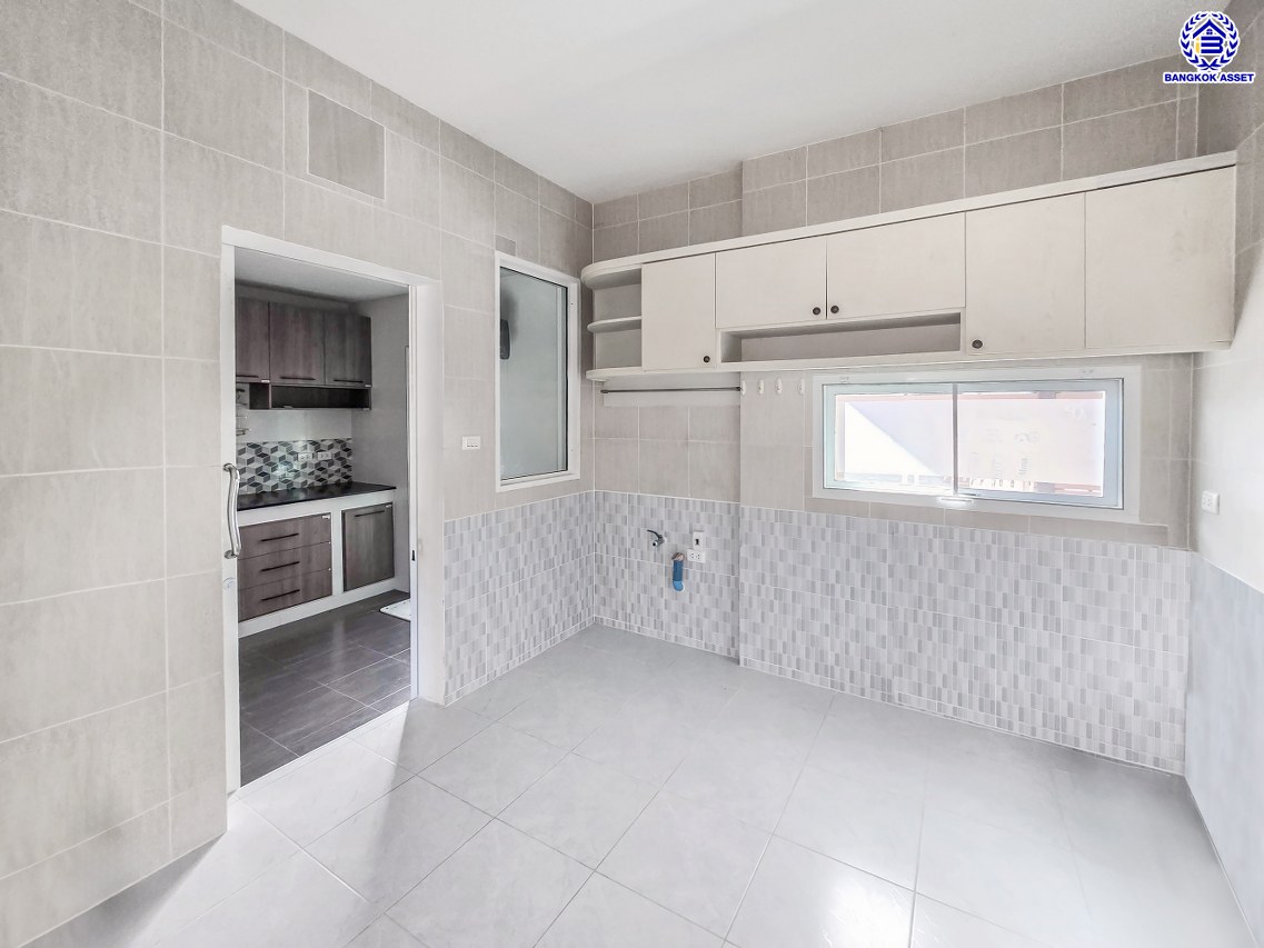 บ้านเดี่ยวมือสอง โครงการ สีวลี ปิ่นเกล้า-สาทร หลังริม เนื้อที่ 81.40 ตร.ว. พื้นที่ใช้สอย 240 ตร.ม. ฟังก์ชัน 3 ห้องนอน 3 ห้องน้ำ 2 ที่จอดรถ ใกล้คอมมูนิตี้มอลล์ที่ครบครัน บนทำเลเดินทางสะดวก เชื่อมต่อถนนนครอินทร์ ถนนราชพฤกษ์ ถนนกาญจนาภิเษก ใกล้รถไฟฟ้าสายสีม่วง "สถานีบางรักน้อยท่าอิฐ" และจุดขึ้นทางด่วน "ศรีรัช"