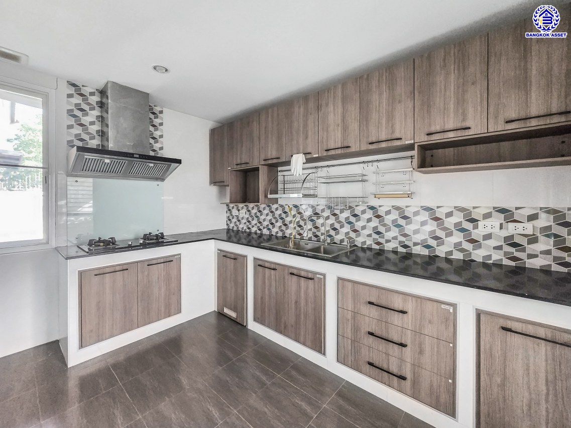 บ้านเดี่ยวมือสอง โครงการ สีวลี ปิ่นเกล้า-สาทร หลังริม เนื้อที่ 81.40 ตร.ว. พื้นที่ใช้สอย 240 ตร.ม. ฟังก์ชัน 3 ห้องนอน 3 ห้องน้ำ 2 ที่จอดรถ ใกล้คอมมูนิตี้มอลล์ที่ครบครัน บนทำเลเดินทางสะดวก เชื่อมต่อถนนนครอินทร์ ถนนราชพฤกษ์ ถนนกาญจนาภิเษก ใกล้รถไฟฟ้าสายสีม่วง "สถานีบางรักน้อยท่าอิฐ" และจุดขึ้นทางด่วน "ศรีรัช"