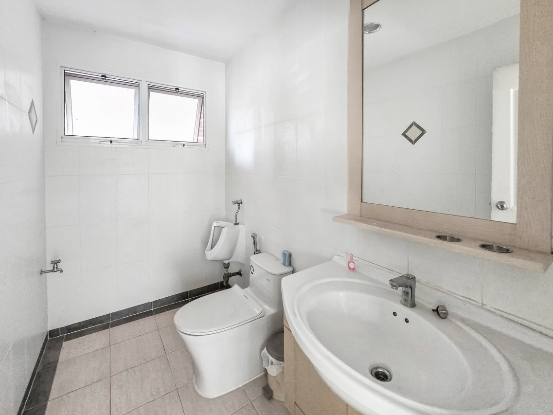 บ้านเดี่ยวมือสอง โครงการ สีวลี ปิ่นเกล้า-สาทร หลังริม เนื้อที่ 81.40 ตร.ว. พื้นที่ใช้สอย 240 ตร.ม. ฟังก์ชัน 3 ห้องนอน 3 ห้องน้ำ 2 ที่จอดรถ ใกล้คอมมูนิตี้มอลล์ที่ครบครัน บนทำเลเดินทางสะดวก เชื่อมต่อถนนนครอินทร์ ถนนราชพฤกษ์ ถนนกาญจนาภิเษก ใกล้รถไฟฟ้าสายสีม่วง "สถานีบางรักน้อยท่าอิฐ" และจุดขึ้นทางด่วน "ศรีรัช"