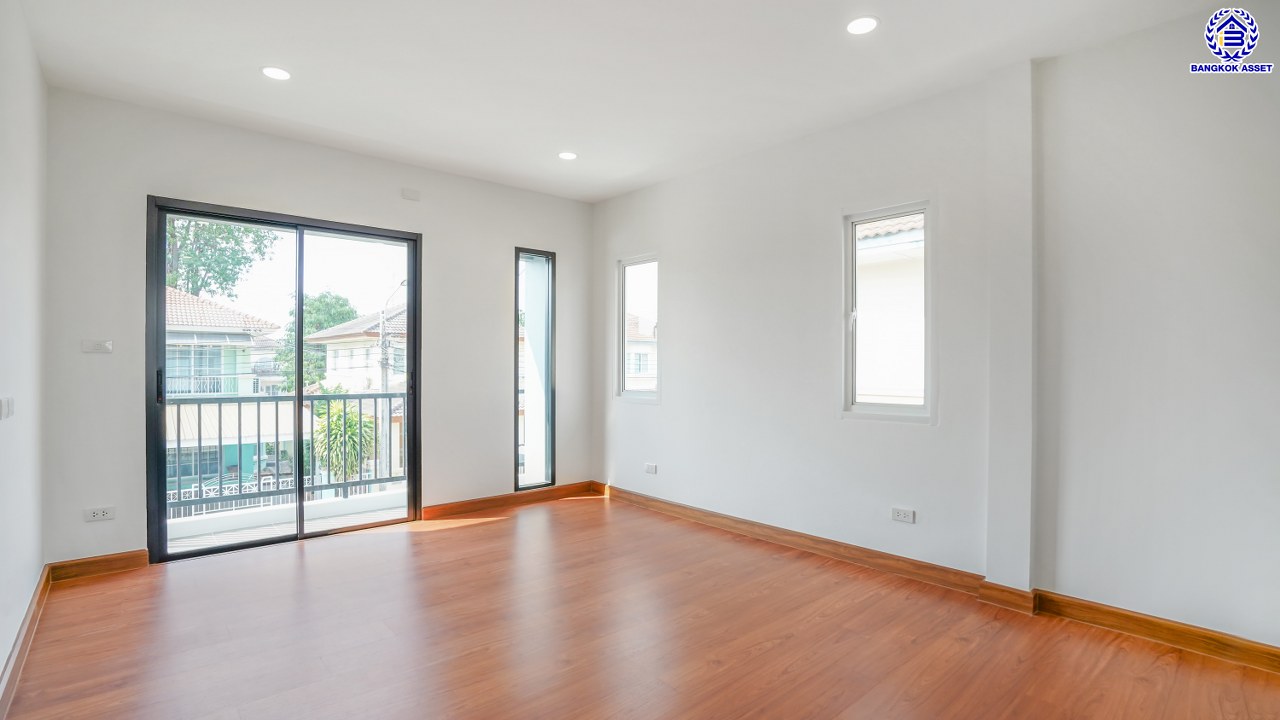 บ้านมือสองตกแต่งใหม่ โครงการ ชัยพฤกษ์ บางบัวทอง เนื้อที่ 65.9 ตร.ว. พื้นที่ใช้สอย 214.39 ตร.ม. ฟังก์ชัน 3 ห้องนอน 3 ห้องน้ำ 1 ห้องอเนกประสงค์ จอดรถได้ 2 คัน พร้อม Facilities โครงการครบครัน ทำเลติดถนนบางกรวย-ไทรน้อย เชื่อมต่อถนนกาญจนาภิเษก ใกล้เซ็นทรัลเวสต์เกต และรถไฟฟ้าสายสีม่วง "สถานีบางพลู"