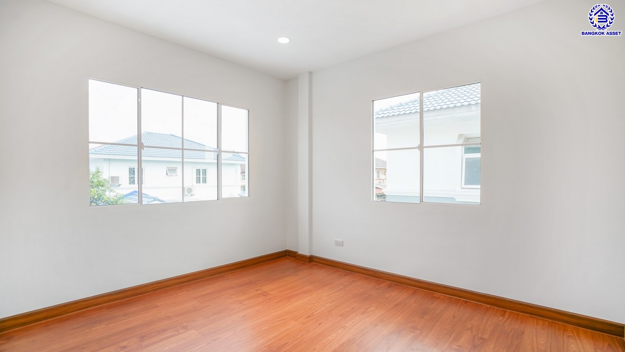 บ้านมือสองตกแต่งใหม่ โครงการ ชัยพฤกษ์ บางบัวทอง เนื้อที่ 65.9 ตร.ว. พื้นที่ใช้สอย 214.39 ตร.ม. ฟังก์ชัน 3 ห้องนอน 3 ห้องน้ำ 1 ห้องอเนกประสงค์ จอดรถได้ 2 คัน พร้อม Facilities โครงการครบครัน ทำเลติดถนนบางกรวย-ไทรน้อย เชื่อมต่อถนนกาญจนาภิเษก ใกล้เซ็นทรัลเวสต์เกต และรถไฟฟ้าสายสีม่วง "สถานีบางพลู"