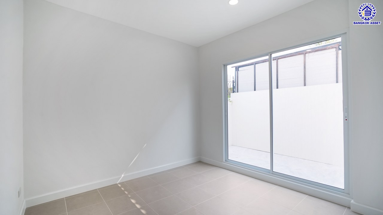 บ้านมือสองตกแต่งใหม่ โครงการ ชัยพฤกษ์ บางบัวทอง เนื้อที่ 65.9 ตร.ว. พื้นที่ใช้สอย 214.39 ตร.ม. ฟังก์ชัน 3 ห้องนอน 3 ห้องน้ำ 1 ห้องอเนกประสงค์ จอดรถได้ 2 คัน พร้อม Facilities โครงการครบครัน ทำเลติดถนนบางกรวย-ไทรน้อย เชื่อมต่อถนนกาญจนาภิเษก ใกล้เซ็นทรัลเวสต์เกต และรถไฟฟ้าสายสีม่วง "สถานีบางพลู"