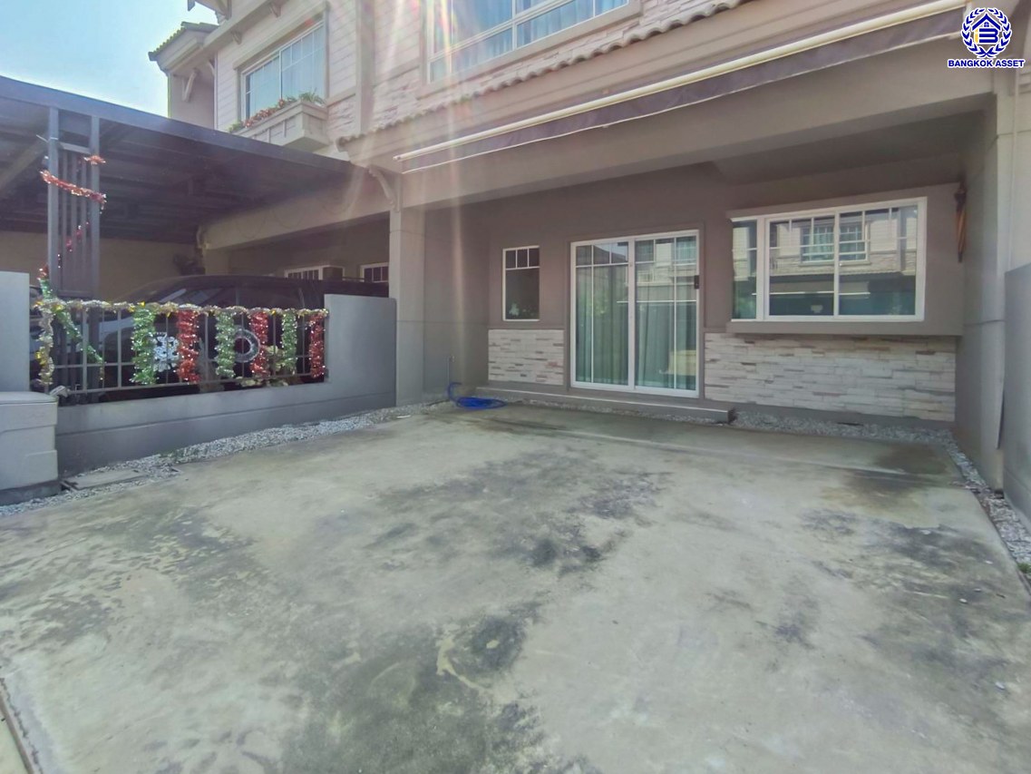 *****ทาวน์เฮ้าส์มือสองนนทบุรี โครงการ อินดี้ ปิ่นเกล้า-สิรินธร เนื้อที่กว้าง 21 ตร.ว. พื้นที่ใช้สอย 122 ตร.ม. ฟังก์ชัน 3 ห้องนอน 3 ห้องน้ำ 2  ที่จอดรถ บนทำเลเดินทางสะดวก เชื่อมต่อถนนนครอินทร์, ถนนราชพฤกษ์ ถนนบางกรวย-ไทรน้อย, ถนนจรัญสนิทวงศ์ ใกล้รถไฟฟ้าสายสีแดง "สถานีบางบำหรุ" และจุดขึ้นทางด่วน "พระราม7"