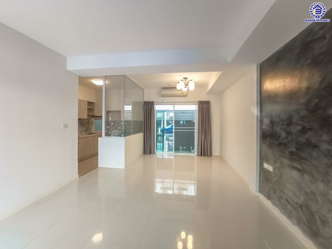 *****ทาวน์เฮ้าส์มือสองนนทบุรี โครงการ อินดี้ ปิ่นเกล้า-สิรินธร เนื้อที่กว้าง 21 ตร.ว. พื้นที่ใช้สอย 122 ตร.ม. ฟังก์ชัน 3 ห้องนอน 3 ห้องน้ำ 2  ที่จอดรถ บนทำเลเดินทางสะดวก เชื่อมต่อถนนนครอินทร์, ถนนราชพฤกษ์ ถนนบางกรวย-ไทรน้อย, ถนนจรัญสนิทวงศ์ ใกล้รถไฟฟ้าสายสีแดง "สถานีบางบำหรุ" และจุดขึ้นทางด่วน "พระราม7"