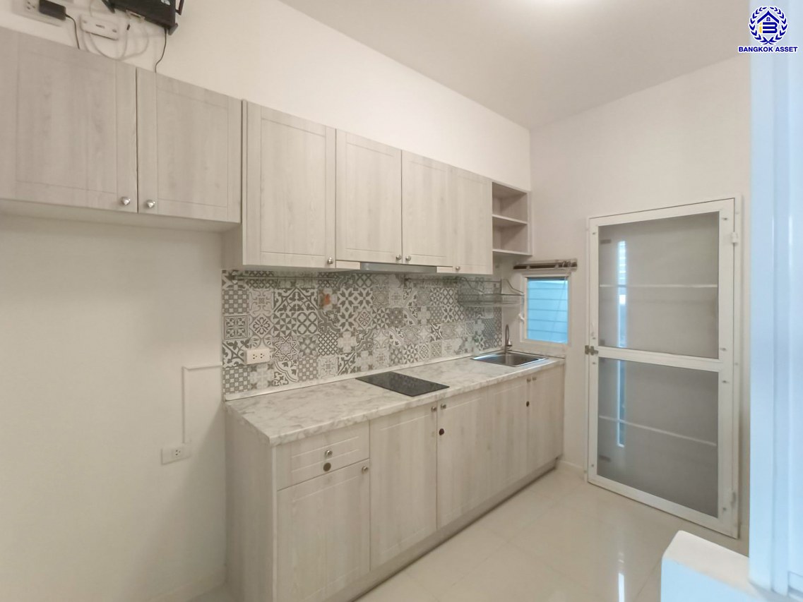 *****ทาวน์เฮ้าส์มือสองนนทบุรี โครงการ อินดี้ ปิ่นเกล้า-สิรินธร เนื้อที่กว้าง 21 ตร.ว. พื้นที่ใช้สอย 122 ตร.ม. ฟังก์ชัน 3 ห้องนอน 3 ห้องน้ำ 2  ที่จอดรถ บนทำเลเดินทางสะดวก เชื่อมต่อถนนนครอินทร์, ถนนราชพฤกษ์ ถนนบางกรวย-ไทรน้อย, ถนนจรัญสนิทวงศ์ ใกล้รถไฟฟ้าสายสีแดง "สถานีบางบำหรุ" และจุดขึ้นทางด่วน "พระราม7"