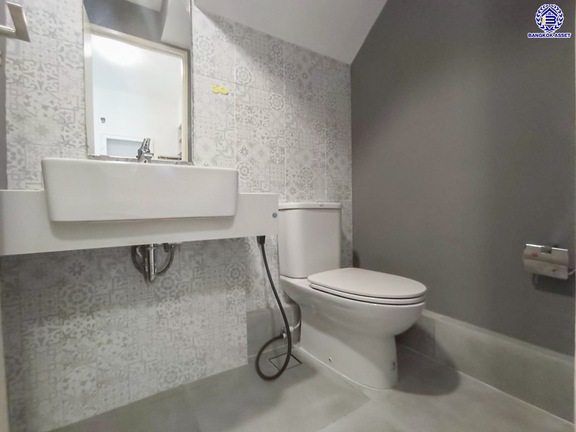 *****ทาวน์เฮ้าส์มือสองนนทบุรี โครงการ อินดี้ ปิ่นเกล้า-สิรินธร เนื้อที่กว้าง 21 ตร.ว. พื้นที่ใช้สอย 122 ตร.ม. ฟังก์ชัน 3 ห้องนอน 3 ห้องน้ำ 2  ที่จอดรถ บนทำเลเดินทางสะดวก เชื่อมต่อถนนนครอินทร์, ถนนราชพฤกษ์ ถนนบางกรวย-ไทรน้อย, ถนนจรัญสนิทวงศ์ ใกล้รถไฟฟ้าสายสีแดง "สถานีบางบำหรุ" และจุดขึ้นทางด่วน "พระราม7"