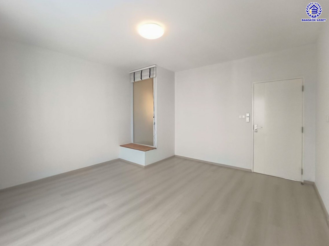 *****ทาวน์เฮ้าส์มือสองนนทบุรี โครงการ อินดี้ ปิ่นเกล้า-สิรินธร เนื้อที่กว้าง 21 ตร.ว. พื้นที่ใช้สอย 122 ตร.ม. ฟังก์ชัน 3 ห้องนอน 3 ห้องน้ำ 2  ที่จอดรถ บนทำเลเดินทางสะดวก เชื่อมต่อถนนนครอินทร์, ถนนราชพฤกษ์ ถนนบางกรวย-ไทรน้อย, ถนนจรัญสนิทวงศ์ ใกล้รถไฟฟ้าสายสีแดง "สถานีบางบำหรุ" และจุดขึ้นทางด่วน "พระราม7"