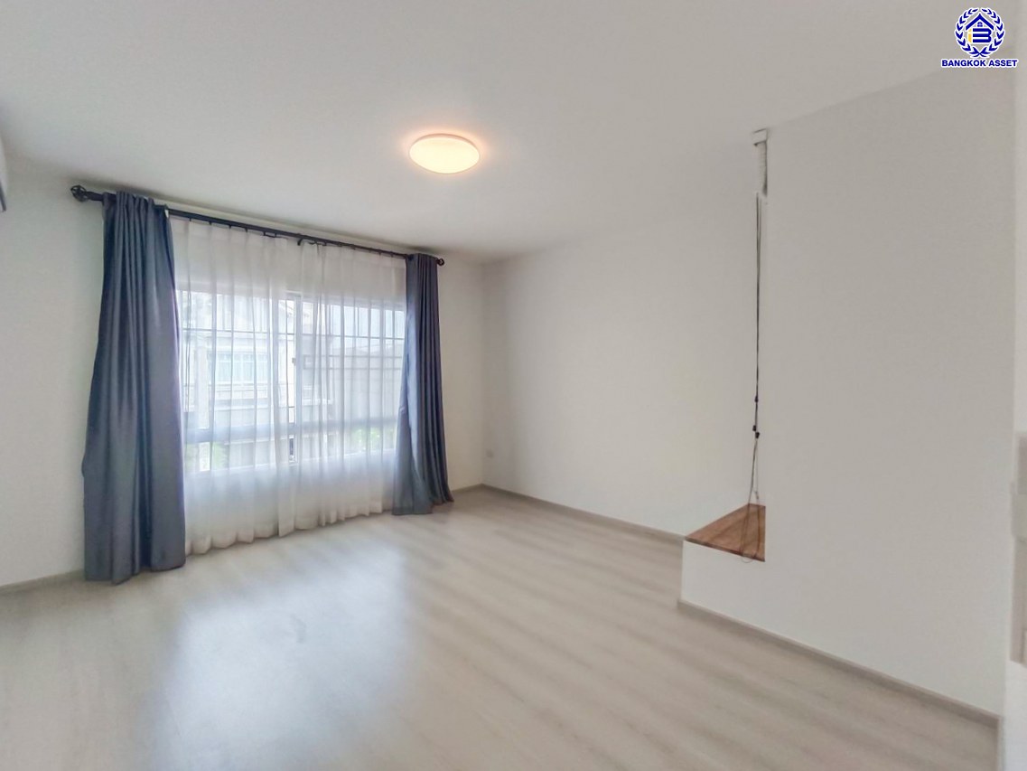 *****ทาวน์เฮ้าส์มือสองนนทบุรี โครงการ อินดี้ ปิ่นเกล้า-สิรินธร เนื้อที่กว้าง 21 ตร.ว. พื้นที่ใช้สอย 122 ตร.ม. ฟังก์ชัน 3 ห้องนอน 3 ห้องน้ำ 2  ที่จอดรถ บนทำเลเดินทางสะดวก เชื่อมต่อถนนนครอินทร์, ถนนราชพฤกษ์ ถนนบางกรวย-ไทรน้อย, ถนนจรัญสนิทวงศ์ ใกล้รถไฟฟ้าสายสีแดง "สถานีบางบำหรุ" และจุดขึ้นทางด่วน "พระราม7"