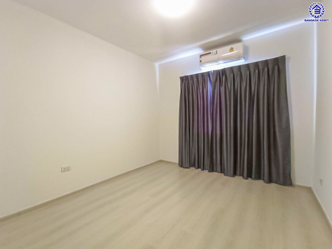 *****ทาวน์เฮ้าส์มือสองนนทบุรี โครงการ อินดี้ ปิ่นเกล้า-สิรินธร เนื้อที่กว้าง 21 ตร.ว. พื้นที่ใช้สอย 122 ตร.ม. ฟังก์ชัน 3 ห้องนอน 3 ห้องน้ำ 2  ที่จอดรถ บนทำเลเดินทางสะดวก เชื่อมต่อถนนนครอินทร์, ถนนราชพฤกษ์ ถนนบางกรวย-ไทรน้อย, ถนนจรัญสนิทวงศ์ ใกล้รถไฟฟ้าสายสีแดง "สถานีบางบำหรุ" และจุดขึ้นทางด่วน "พระราม7"