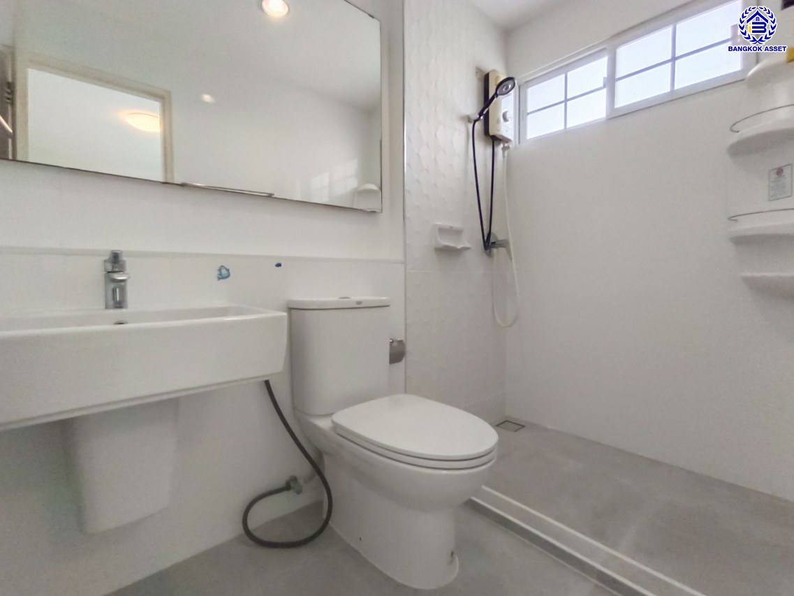 *****ทาวน์เฮ้าส์มือสองนนทบุรี โครงการ อินดี้ ปิ่นเกล้า-สิรินธร เนื้อที่กว้าง 21 ตร.ว. พื้นที่ใช้สอย 122 ตร.ม. ฟังก์ชัน 3 ห้องนอน 3 ห้องน้ำ 2  ที่จอดรถ บนทำเลเดินทางสะดวก เชื่อมต่อถนนนครอินทร์, ถนนราชพฤกษ์ ถนนบางกรวย-ไทรน้อย, ถนนจรัญสนิทวงศ์ ใกล้รถไฟฟ้าสายสีแดง "สถานีบางบำหรุ" และจุดขึ้นทางด่วน "พระราม7"