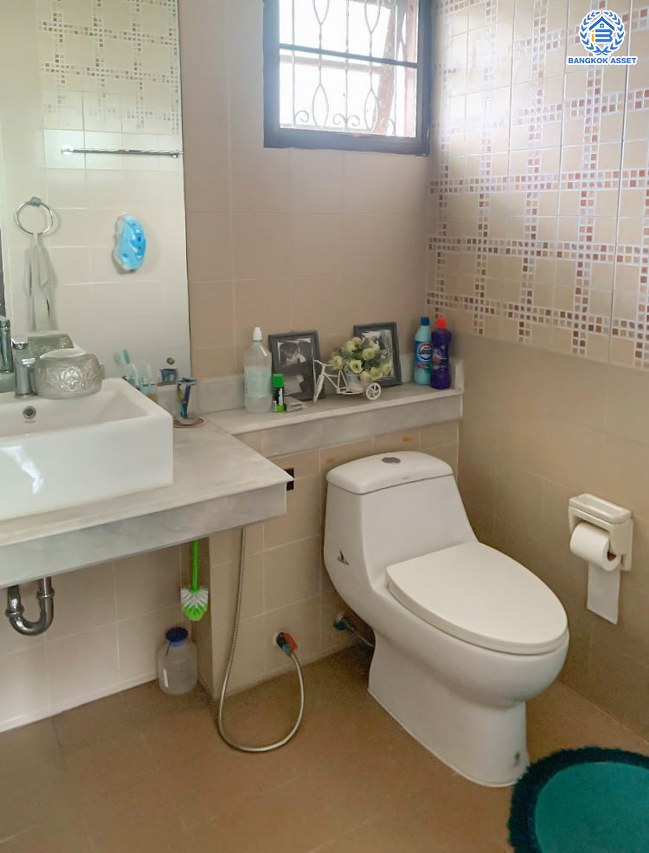 *****บ้านเดี่ยวมือสอง ทำเลดีพร้อมอยู่ โครงการ ลดาวัลย์ ปิ่นเกล้า-บรมราชชนนี แบรนด์ L&H เนื้อที่ 112 ตร.ว. พื้นที่ใช้สอย 200 ตร.ม. ฟังก์ชันจัดเต็ม 4 ห้องนอน 3 ห้องน้ำ จอดรถได้ถึง 2 คัน แถมฟรี เครื่องปรับอากาศ และเครื่องทำน้ำอุ่นทันที บนทำเลศักยภาพติดถนนบรมราชชนนี เชื่อมต่อหลายเส้นทาง ใกล้ ม.มหิดล และเซ็นทรัลศาลายา