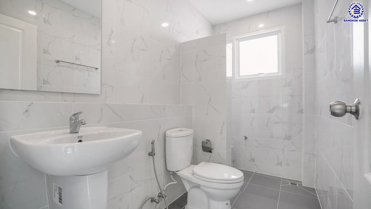 บ้านมือสองตกแต่งใหม่ โครงการ เพอร์เฟคเพลส พระราม5-ราชพฤกษ์ จาก Property Perfect เนื้อที่ 60.7 ตร.ว. พื้นที่ใช้สอย 196.02 ตร.ม. ฟังก์ชัน 3 ห้องนอน 3 ห้องน้ำ 2 ที่จอดรถ พร้อม Facility ภายในโครงการครบครันตอบโจทย์ทุกการใช้ชีวิตด้วยบ้านเดี่ยวใจกลาง Community ชั้นนำมากมาย...