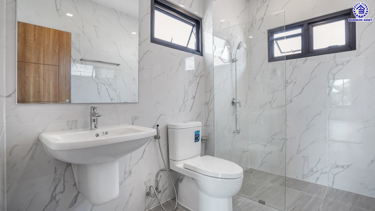 บ้านมือสองตกแต่งใหม่ โครงการ เดอะซิตี้ ปิ่นเกล้า แบรนด์ AP Thai เนื้อที่ 105 ตร.ว. พื้นที่ใช้สอย 497.06 ตร.ม. ฟังก์ชัน 4 ห้องนอน 4 ห้องน้ำ 1 ห้องอเนกประสงค์ 1 ห้องแม่บ้าน 2 ที่จอดรถ พร้อม Facility ภายในโครงการครบครัน บนทำเลที่ดีที่สุด เชื่อมต่อถนนบรมราชชนนี, ถนนพุทธมณฑล ใกล้ทางคู่ขนานลอยฟ้าบรมราชชนนี และเซ็นทรัล ปิ่นเกล้า