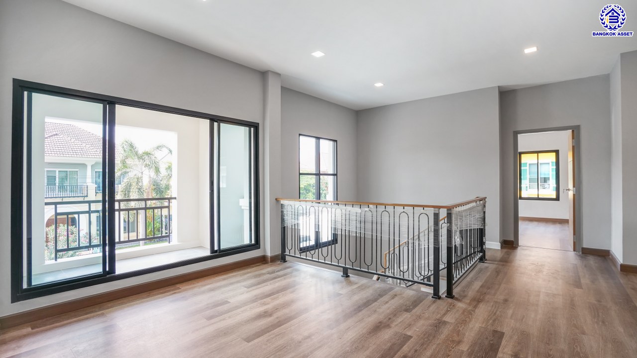 บ้านมือสองตกแต่งใหม่ โครงการ เดอะซิตี้ ปิ่นเกล้า แบรนด์ AP Thai เนื้อที่ 105 ตร.ว. พื้นที่ใช้สอย 497.06 ตร.ม. ฟังก์ชัน 4 ห้องนอน 4 ห้องน้ำ 1 ห้องอเนกประสงค์ 1 ห้องแม่บ้าน 2 ที่จอดรถ พร้อม Facility ภายในโครงการครบครัน บนทำเลที่ดีที่สุด เชื่อมต่อถนนบรมราชชนนี, ถนนพุทธมณฑล ใกล้ทางคู่ขนานลอยฟ้าบรมราชชนนี และเซ็นทรัล ปิ่นเกล้า