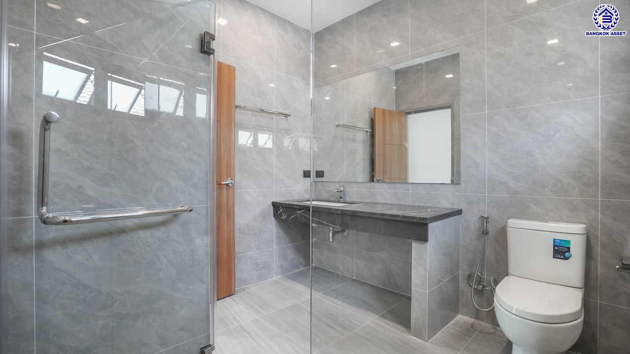 บ้านมือสองตกแต่งใหม่ โครงการ เดอะซิตี้ ปิ่นเกล้า แบรนด์ AP Thai เนื้อที่ 105 ตร.ว. พื้นที่ใช้สอย 497.06 ตร.ม. ฟังก์ชัน 4 ห้องนอน 4 ห้องน้ำ 1 ห้องอเนกประสงค์ 1 ห้องแม่บ้าน 2 ที่จอดรถ พร้อม Facility ภายในโครงการครบครัน บนทำเลที่ดีที่สุด เชื่อมต่อถนนบรมราชชนนี, ถนนพุทธมณฑล ใกล้ทางคู่ขนานลอยฟ้าบรมราชชนนี และเซ็นทรัล ปิ่นเกล้า