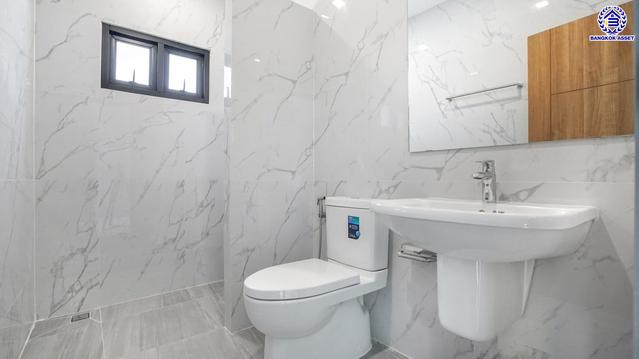 บ้านมือสองตกแต่งใหม่ โครงการ เดอะซิตี้ ปิ่นเกล้า แบรนด์ AP Thai เนื้อที่ 105 ตร.ว. พื้นที่ใช้สอย 497.06 ตร.ม. ฟังก์ชัน 4 ห้องนอน 4 ห้องน้ำ 1 ห้องอเนกประสงค์ 1 ห้องแม่บ้าน 2 ที่จอดรถ พร้อม Facility ภายในโครงการครบครัน บนทำเลที่ดีที่สุด เชื่อมต่อถนนบรมราชชนนี, ถนนพุทธมณฑล ใกล้ทางคู่ขนานลอยฟ้าบรมราชชนนี และเซ็นทรัล ปิ่นเกล้า