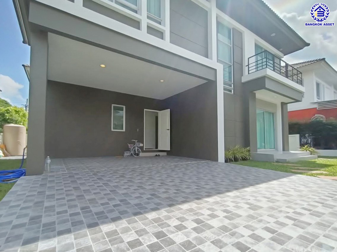 บ้านเดี่ยวมือสอง โครงการ ไลฟ์บางกอกบูเลอวาร์ด ราชพฤกษ์-รัตนาธิเบศร์ เนื้อที่ 52.80 ตร.ว. พื้นที่ใช้สอย 191 ตร.ม. ฟังก์ชัน 4 ห้องนอน 3 ห้องน้ำ 2 ที่จอดรถ บนทำเลเดินทางสะดวก เชื่อมต่อถนนชัยพฤกษ์ ถนนราชพฤกษ์ ถนนรัตนาธิเบศร์ ใกล้รถไฟฟ้าสายสีม่วง "สถานีบางรักน้อยท่าอิฐ" และจุดขึ้นทางด่วน "ศรีรัช"