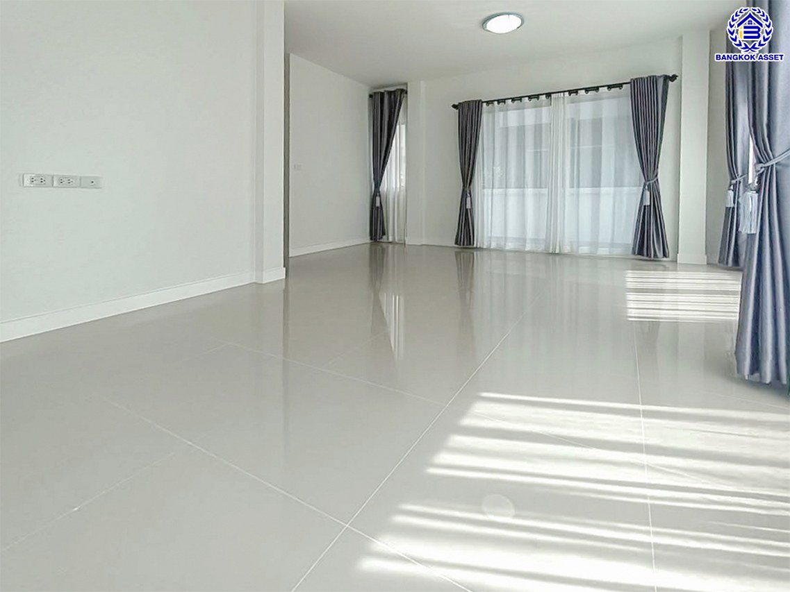 บ้านเดี่ยวมือสอง โครงการ ไลฟ์บางกอกบูเลอวาร์ด ราชพฤกษ์-รัตนาธิเบศร์ เนื้อที่ 52.80 ตร.ว. พื้นที่ใช้สอย 191 ตร.ม. ฟังก์ชัน 4 ห้องนอน 3 ห้องน้ำ 2 ที่จอดรถ บนทำเลเดินทางสะดวก เชื่อมต่อถนนชัยพฤกษ์ ถนนราชพฤกษ์ ถนนรัตนาธิเบศร์ ใกล้รถไฟฟ้าสายสีม่วง "สถานีบางรักน้อยท่าอิฐ" และจุดขึ้นทางด่วน "ศรีรัช"