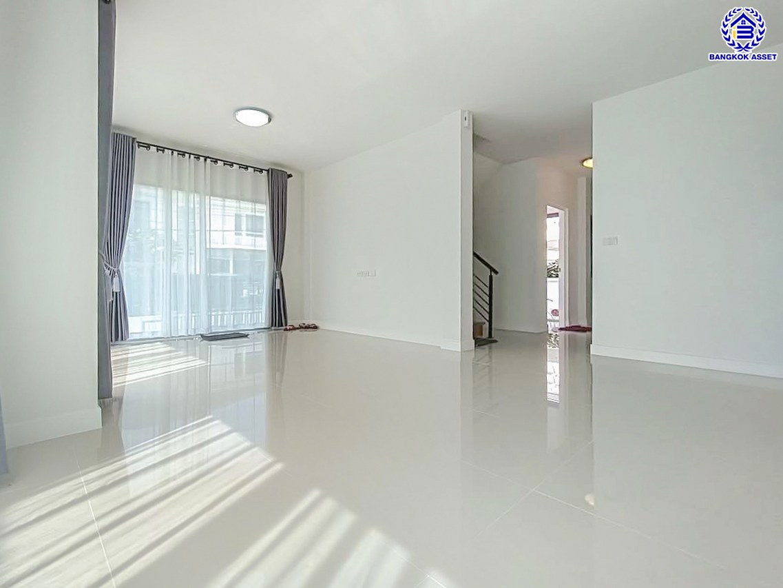 บ้านเดี่ยวมือสอง โครงการ ไลฟ์บางกอกบูเลอวาร์ด ราชพฤกษ์-รัตนาธิเบศร์ เนื้อที่ 52.80 ตร.ว. พื้นที่ใช้สอย 191 ตร.ม. ฟังก์ชัน 4 ห้องนอน 3 ห้องน้ำ 2 ที่จอดรถ บนทำเลเดินทางสะดวก เชื่อมต่อถนนชัยพฤกษ์ ถนนราชพฤกษ์ ถนนรัตนาธิเบศร์ ใกล้รถไฟฟ้าสายสีม่วง "สถานีบางรักน้อยท่าอิฐ" และจุดขึ้นทางด่วน "ศรีรัช"