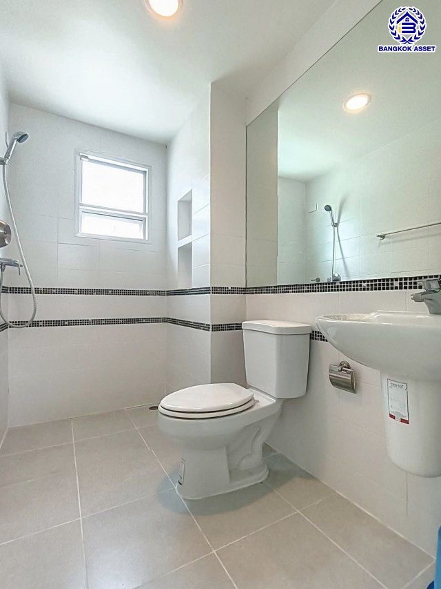 บ้านเดี่ยวมือสอง โครงการ ไลฟ์บางกอกบูเลอวาร์ด ราชพฤกษ์-รัตนาธิเบศร์ เนื้อที่ 52.80 ตร.ว. พื้นที่ใช้สอย 191 ตร.ม. ฟังก์ชัน 4 ห้องนอน 3 ห้องน้ำ 2 ที่จอดรถ บนทำเลเดินทางสะดวก เชื่อมต่อถนนชัยพฤกษ์ ถนนราชพฤกษ์ ถนนรัตนาธิเบศร์ ใกล้รถไฟฟ้าสายสีม่วง "สถานีบางรักน้อยท่าอิฐ" และจุดขึ้นทางด่วน "ศรีรัช"