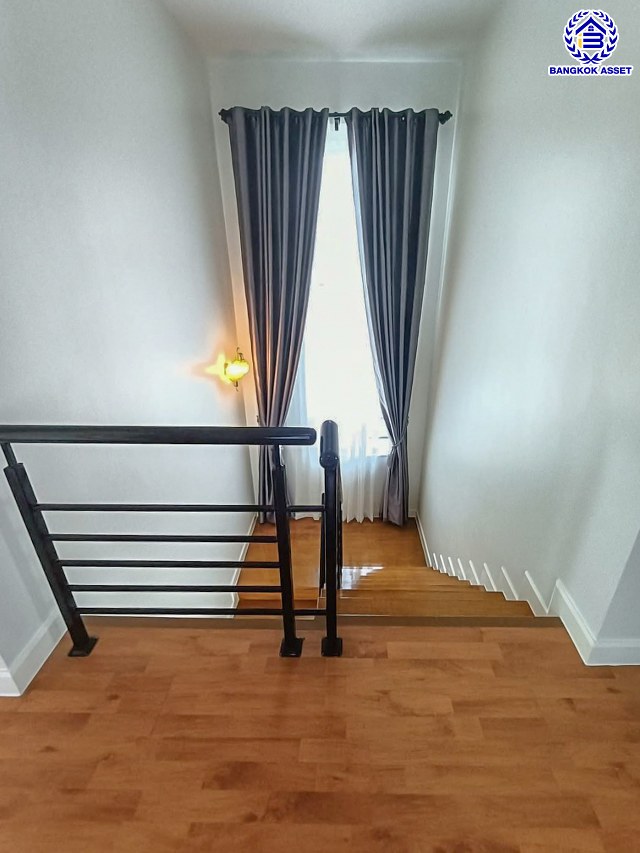 บ้านเดี่ยวมือสอง โครงการ ไลฟ์บางกอกบูเลอวาร์ด ราชพฤกษ์-รัตนาธิเบศร์ เนื้อที่ 52.80 ตร.ว. พื้นที่ใช้สอย 191 ตร.ม. ฟังก์ชัน 4 ห้องนอน 3 ห้องน้ำ 2 ที่จอดรถ บนทำเลเดินทางสะดวก เชื่อมต่อถนนชัยพฤกษ์ ถนนราชพฤกษ์ ถนนรัตนาธิเบศร์ ใกล้รถไฟฟ้าสายสีม่วง "สถานีบางรักน้อยท่าอิฐ" และจุดขึ้นทางด่วน "ศรีรัช"