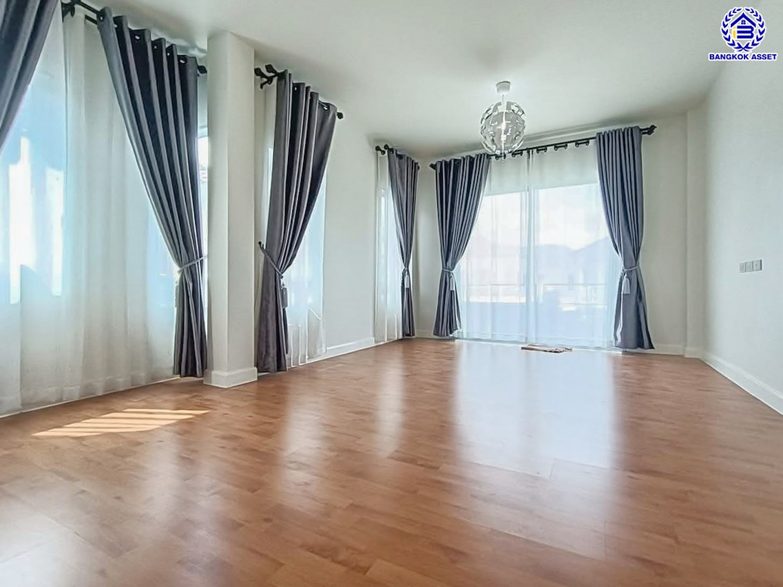 บ้านเดี่ยวมือสอง โครงการ ไลฟ์บางกอกบูเลอวาร์ด ราชพฤกษ์-รัตนาธิเบศร์ เนื้อที่ 52.80 ตร.ว. พื้นที่ใช้สอย 191 ตร.ม. ฟังก์ชัน 4 ห้องนอน 3 ห้องน้ำ 2 ที่จอดรถ บนทำเลเดินทางสะดวก เชื่อมต่อถนนชัยพฤกษ์ ถนนราชพฤกษ์ ถนนรัตนาธิเบศร์ ใกล้รถไฟฟ้าสายสีม่วง "สถานีบางรักน้อยท่าอิฐ" และจุดขึ้นทางด่วน "ศรีรัช"