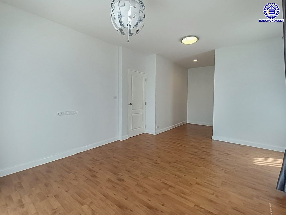 บ้านเดี่ยวมือสอง โครงการ ไลฟ์บางกอกบูเลอวาร์ด ราชพฤกษ์-รัตนาธิเบศร์ เนื้อที่ 52.80 ตร.ว. พื้นที่ใช้สอย 191 ตร.ม. ฟังก์ชัน 4 ห้องนอน 3 ห้องน้ำ 2 ที่จอดรถ บนทำเลเดินทางสะดวก เชื่อมต่อถนนชัยพฤกษ์ ถนนราชพฤกษ์ ถนนรัตนาธิเบศร์ ใกล้รถไฟฟ้าสายสีม่วง "สถานีบางรักน้อยท่าอิฐ" และจุดขึ้นทางด่วน "ศรีรัช"