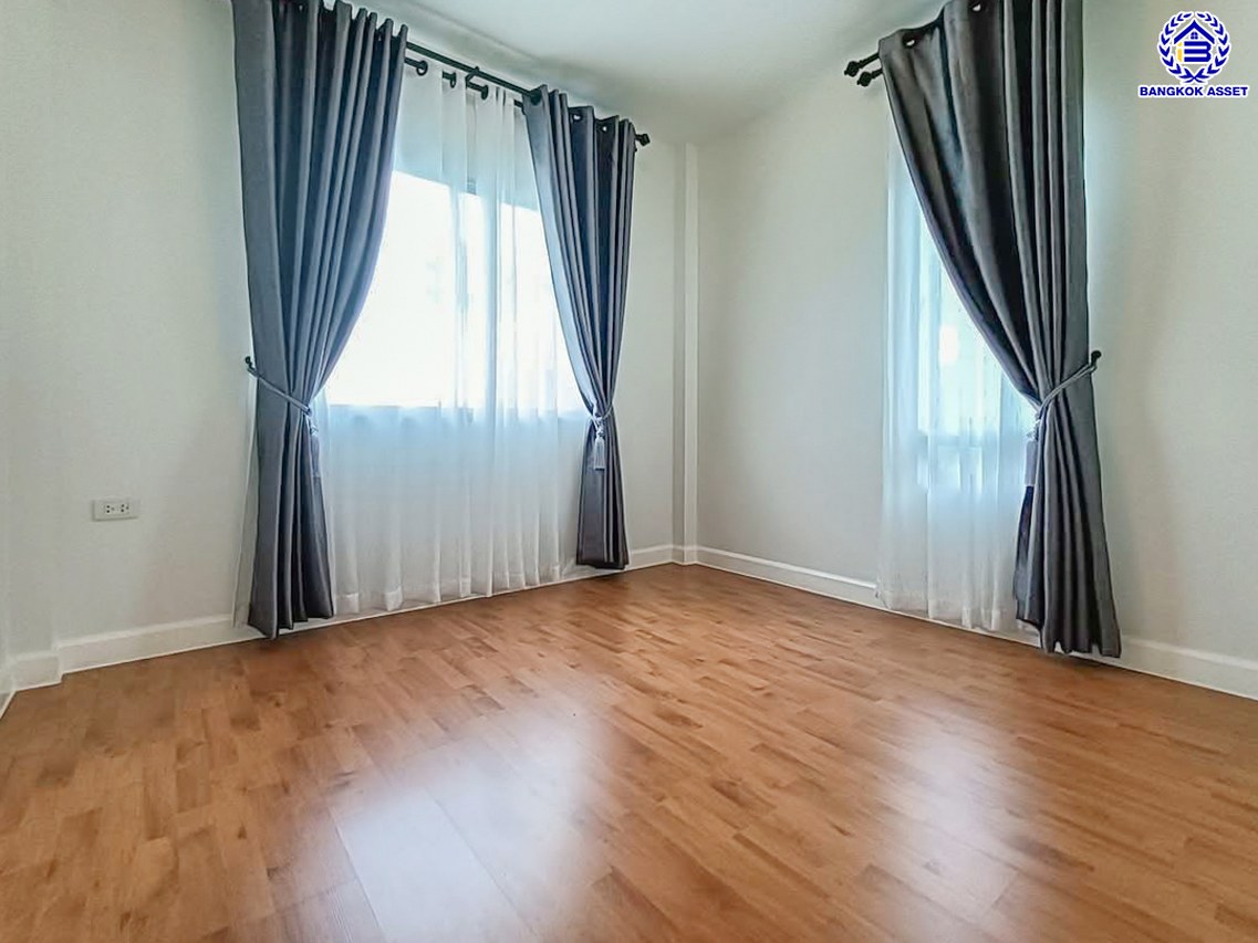 บ้านเดี่ยวมือสอง โครงการ ไลฟ์บางกอกบูเลอวาร์ด ราชพฤกษ์-รัตนาธิเบศร์ เนื้อที่ 52.80 ตร.ว. พื้นที่ใช้สอย 191 ตร.ม. ฟังก์ชัน 4 ห้องนอน 3 ห้องน้ำ 2 ที่จอดรถ บนทำเลเดินทางสะดวก เชื่อมต่อถนนชัยพฤกษ์ ถนนราชพฤกษ์ ถนนรัตนาธิเบศร์ ใกล้รถไฟฟ้าสายสีม่วง "สถานีบางรักน้อยท่าอิฐ" และจุดขึ้นทางด่วน "ศรีรัช"